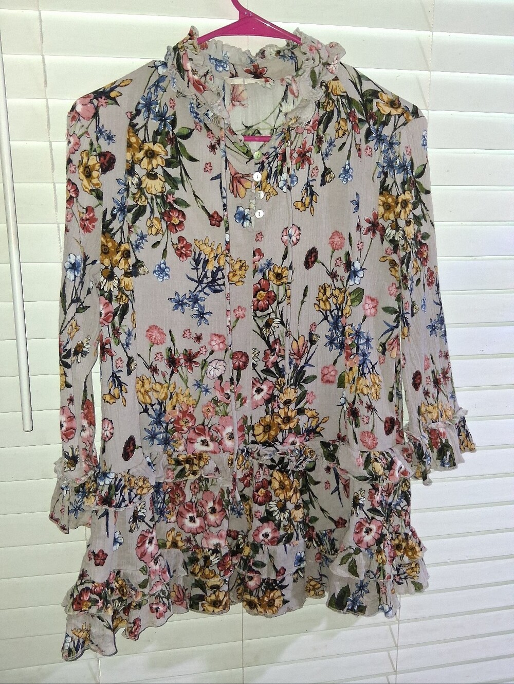 Altar'd State Floral Ruffle Button-Front Women's Blouse - Cream Floral Size Sm